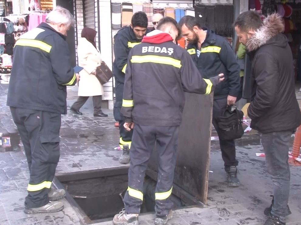 Bakırköy Yeraltı Çarşısı’nda yangın: 2 kişi dumandan etkilendi
