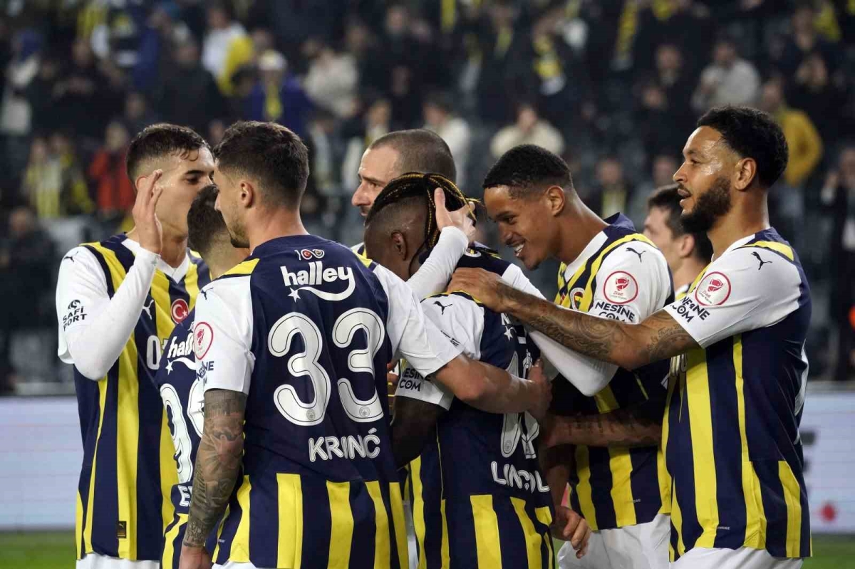 Ziraat Türkiye Kupası: Fenerbahçe: 2 - Adanaspor: 0 (İlk yarı)
