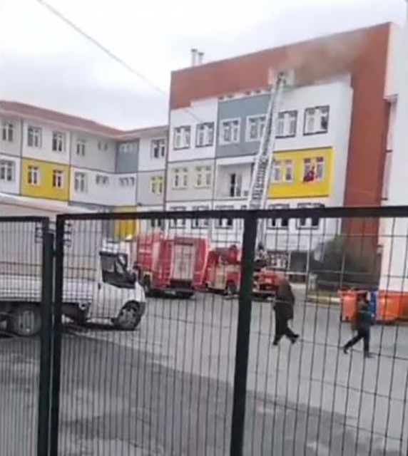 Sultangazi’de okulda yangın paniği: Öğrenciler tahliye edildi

