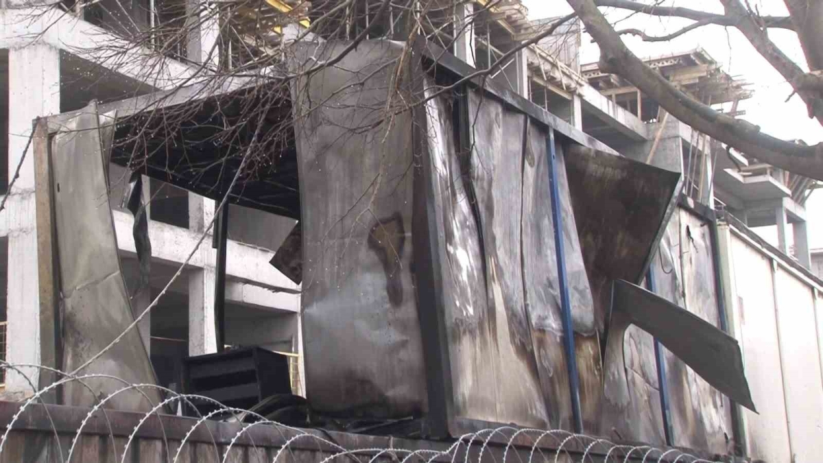 Ataşehir’de işçilerin kaldığı konteynerler yandı
