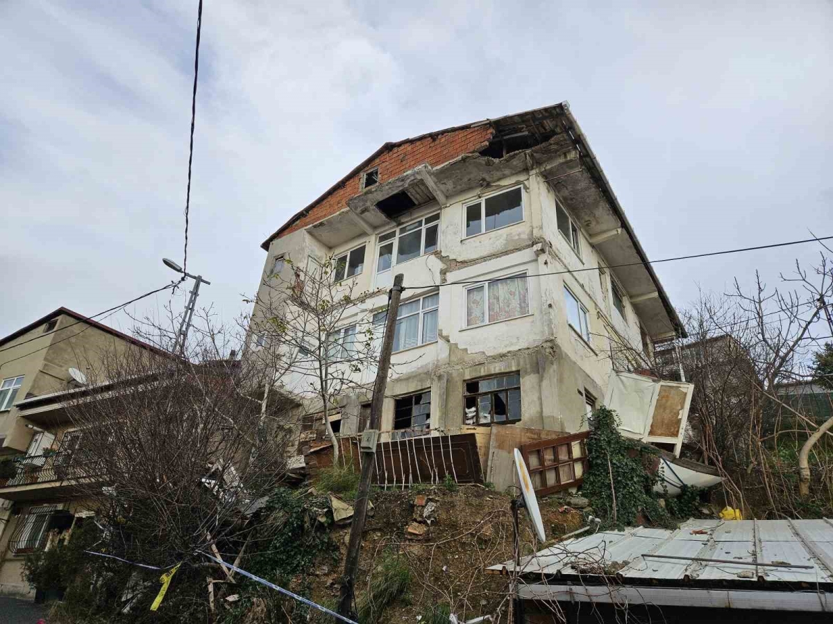 Sarıyer’de yıkılma tehlikesi olan 50 yıllık bina korkutuyor: 