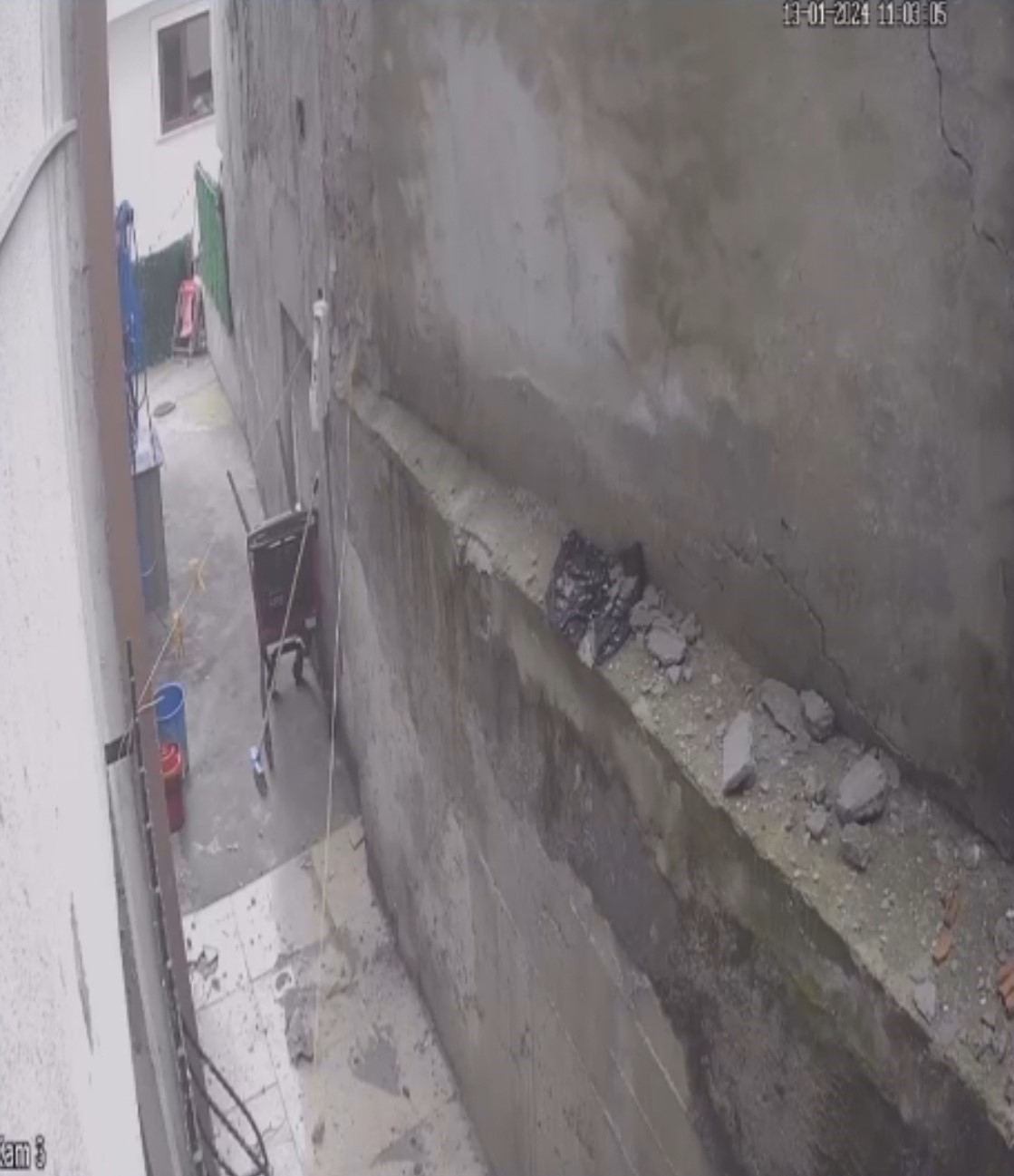 İstanbul’da korku dolu anlar kamerada: Kepçenin vurduğu duvar yerle bir oldu
