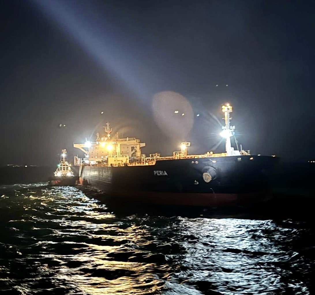 İstanbul Boğazı’nda arızalanan yakıt tankeri kurtarıldı
