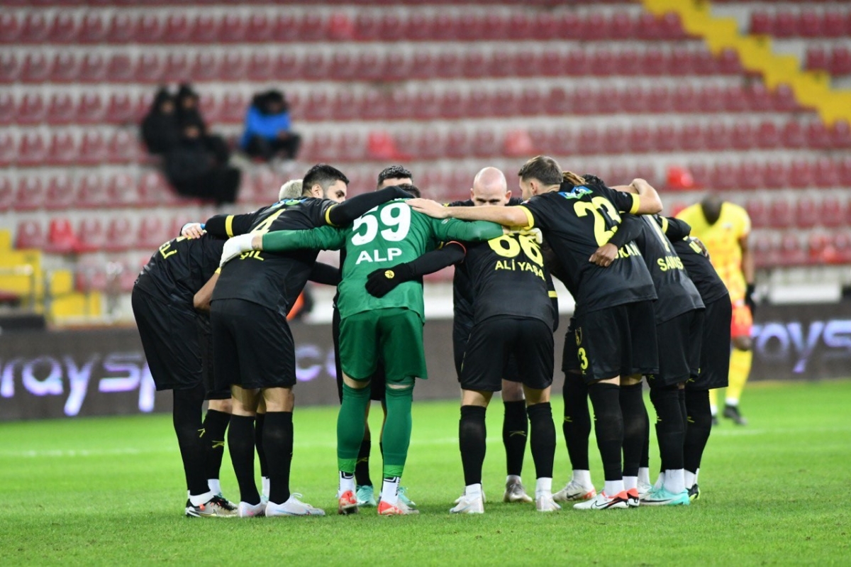 İstanbulspor’da Osman Zeki Korkmaz, galibiyetle başladı
