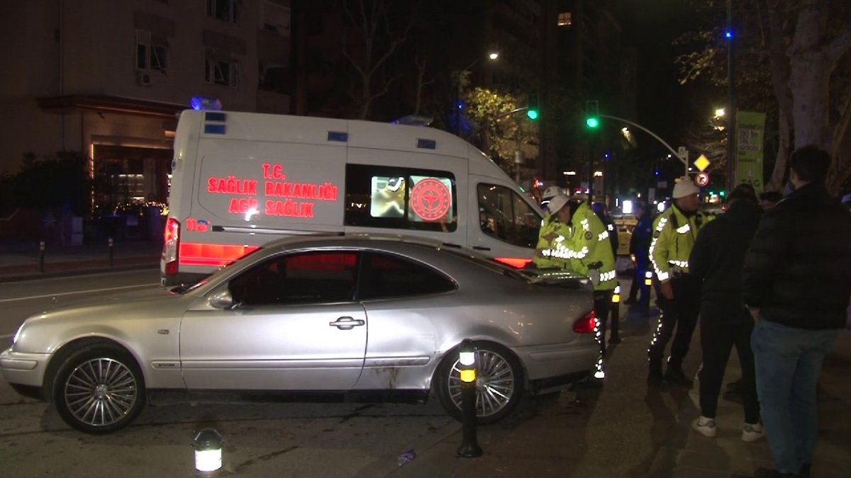 Kadıköy’de 3 aracın karıştığı kazada 2 kişi yaralandı
