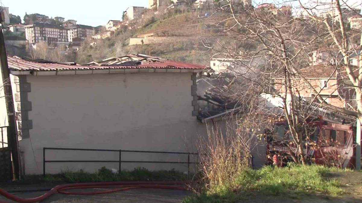 Beykoz’da 2 katlı evin çatısı alev alev yandı
