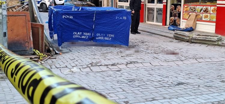 Zeytinburnu’nda dehşet: Arkadaşını öldürüp baltayla başını kesti

