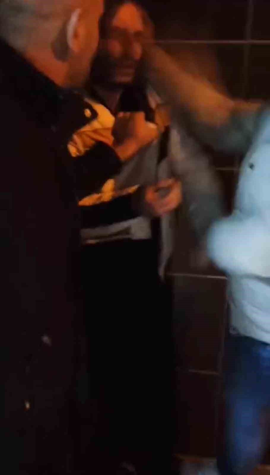İstanbul’da esnafın yakaladığı hırsıza önce sorgu sonra dayak kamerada
