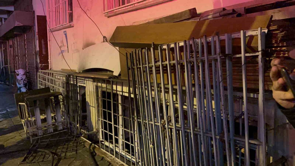 Zeytinburnu’nda solunum cihazı evi yaktı: 1 yaralı
