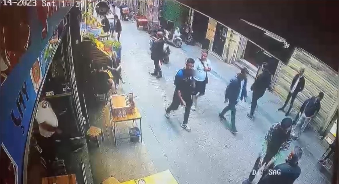 Taksim’de turistin yaşadığı dehşet kamerada: Otel yalanıyla kandırıp barda gasbedip darp ettiler

