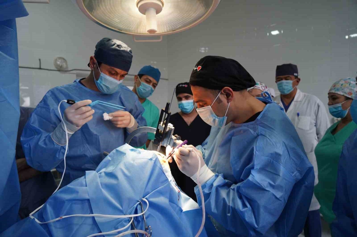 Özbekistan’ın ilk beyin pili ameliyatına Türk doktorlar imza attı

