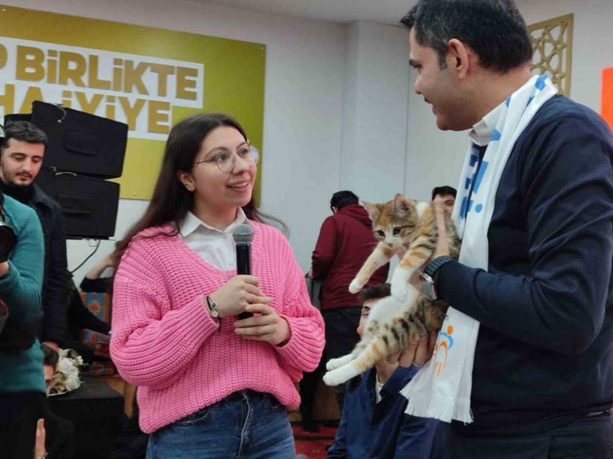 İBB Başkan adayı Murat Kurum’a kedi hediyesi
