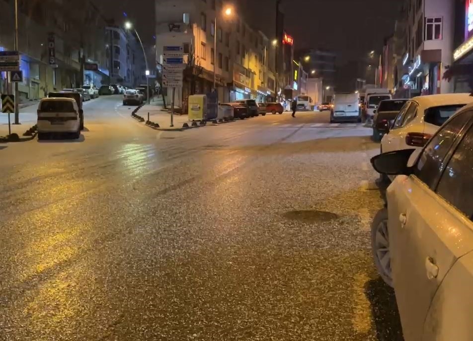 Arnavutköy’de kar yağışı etkili olmaya başladı
