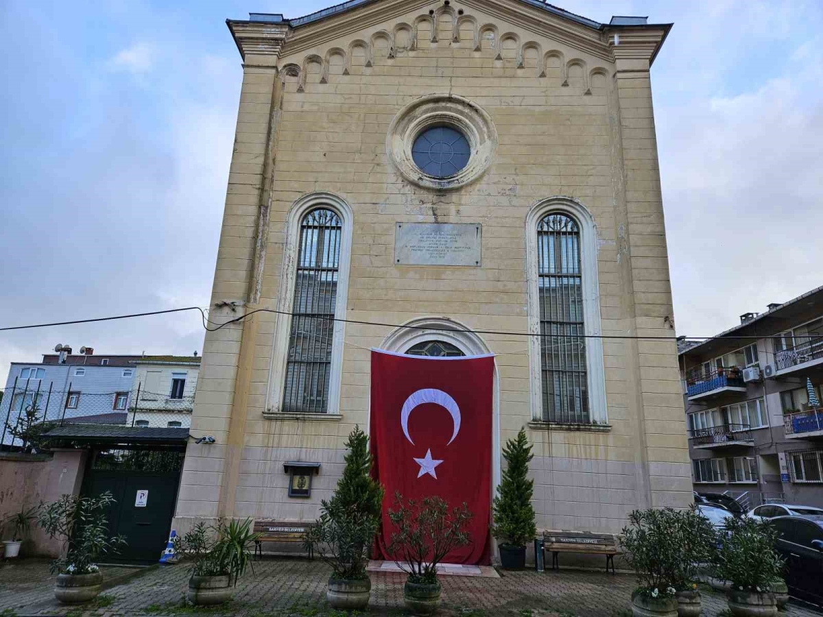 Sarıyer’deki saldırının düzenlendiği kiliseye Türk bayrağı asıldı
