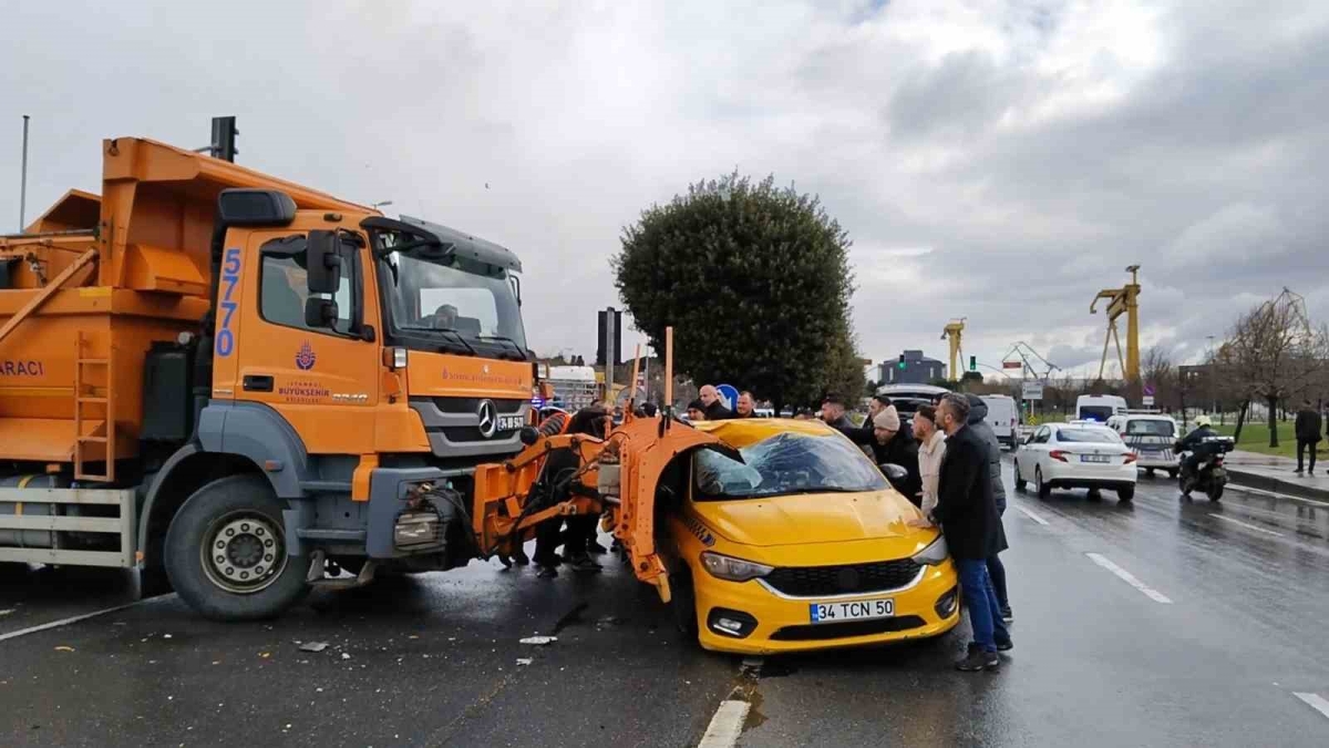 Pendik’te İBB’ye ait kar küreme aracı ticari taksiye çarptı: 3 yaralı
