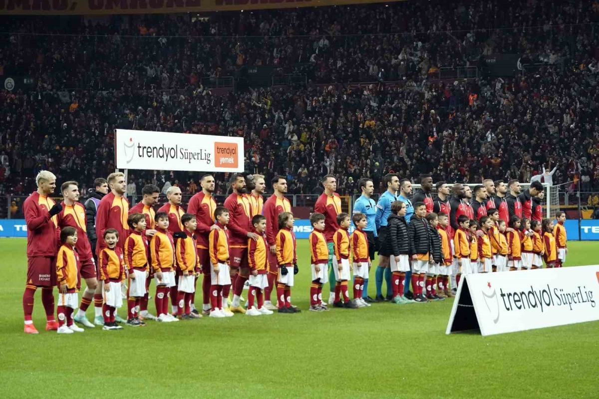 Trendyol Süper Lig: Galatasaray: 0 - Gaziantep FK: 0 (Maç devam ediyor)
