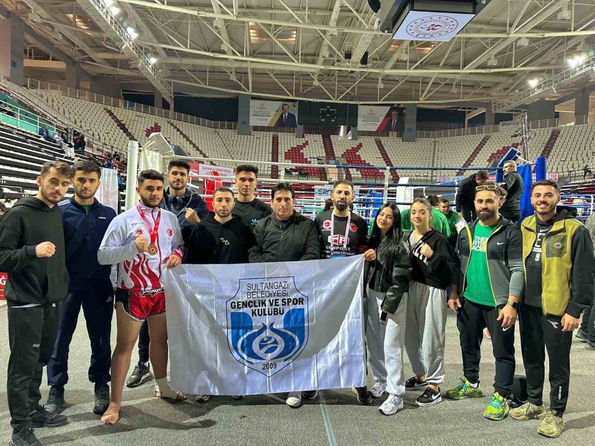 Sultangazili genç sporcu, Kick Boks Türkiye şampiyonu oldu
