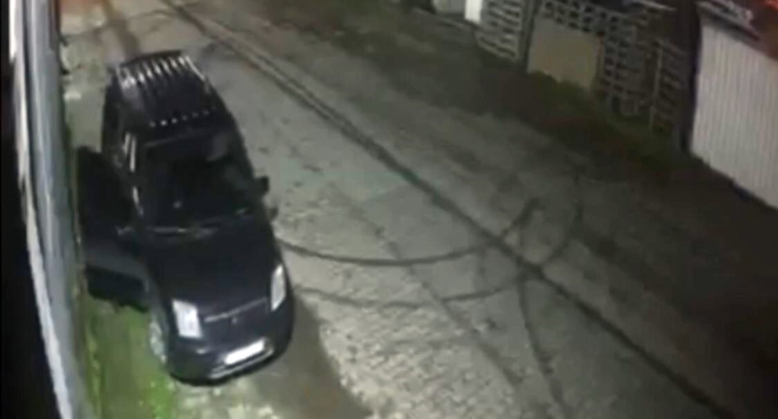 Sarıyer’de soyguncuların baltaya taşa vurduğu an kamerada: Gece bekçisi ateş açtı
