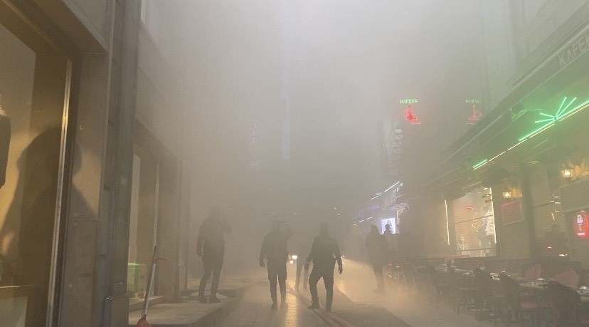 Taksim’de 5 katlı binanın çatı katında yangın paniği
