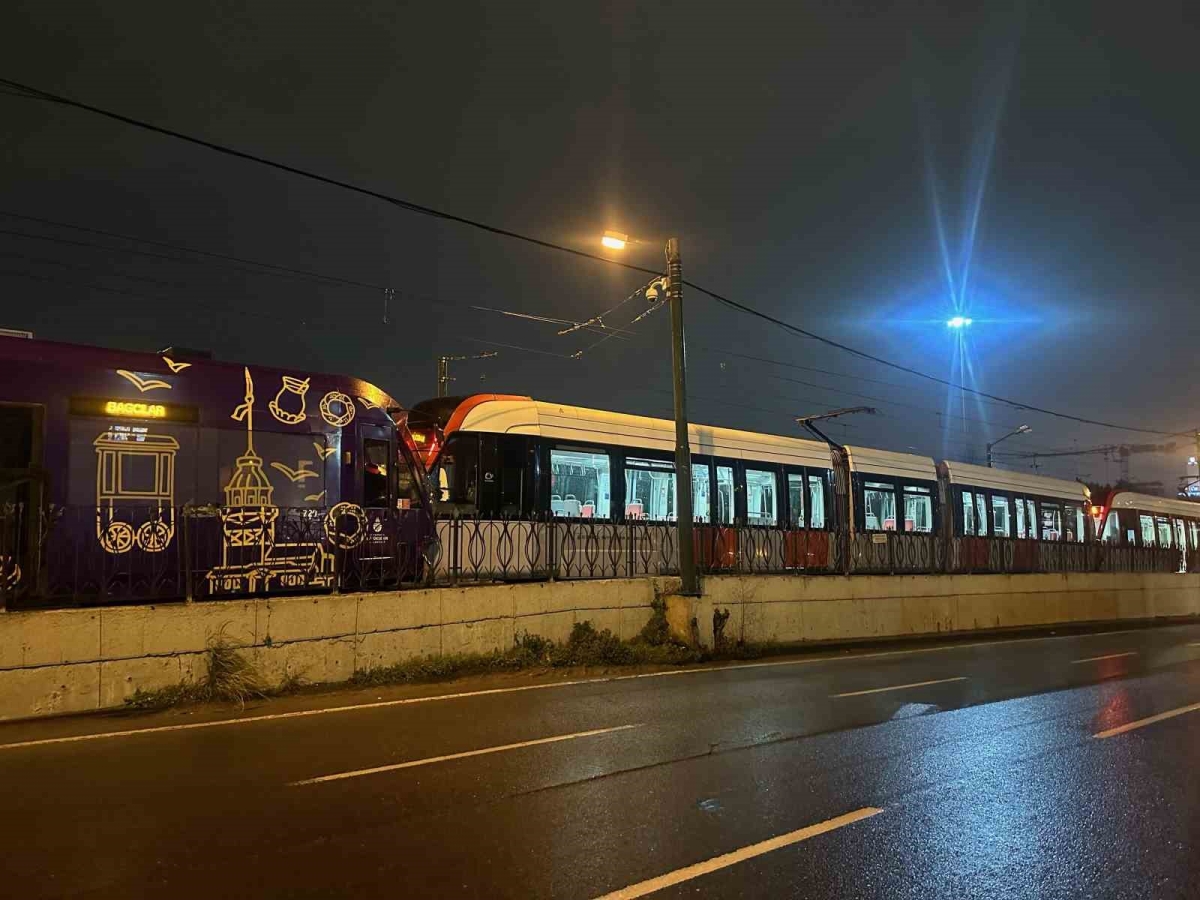Zeytinburnu’nda iki tramvay kafa kafaya çarpıştı: 1 yaralı

