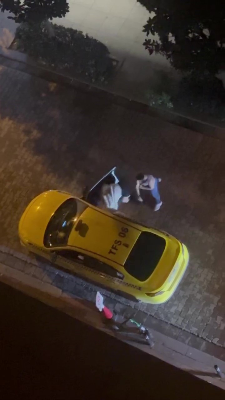 Kadıköy’de şahıs, kadını zorla taksiye bindirmeye çalıştı
