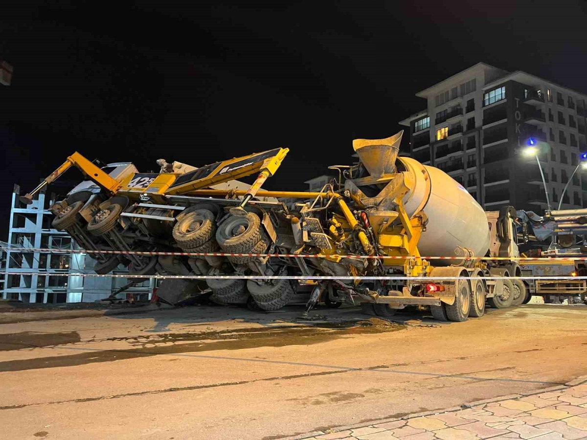 Gaziosmanpaşa’da inşaat çalışmasında beton pompası aracı yan yattı
