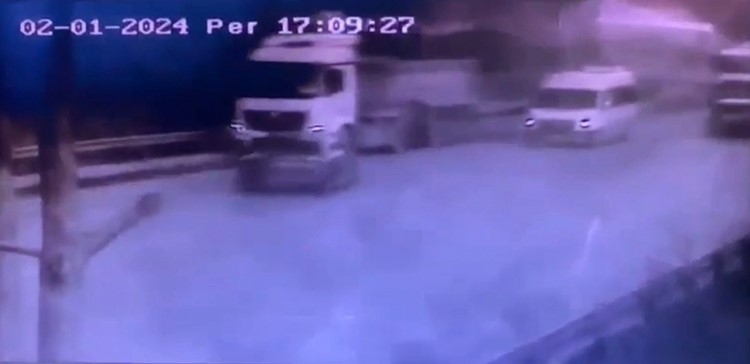 Sarıyer’de feci kaza kamerada: Otomobil, kamyon ve minibüse çarptı
