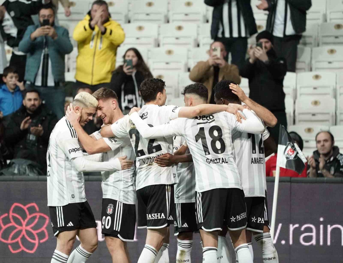 Trendyol Süper Lig: Beşiktaş: 1 - Trabzonspor: 0 (İlk yarı)
