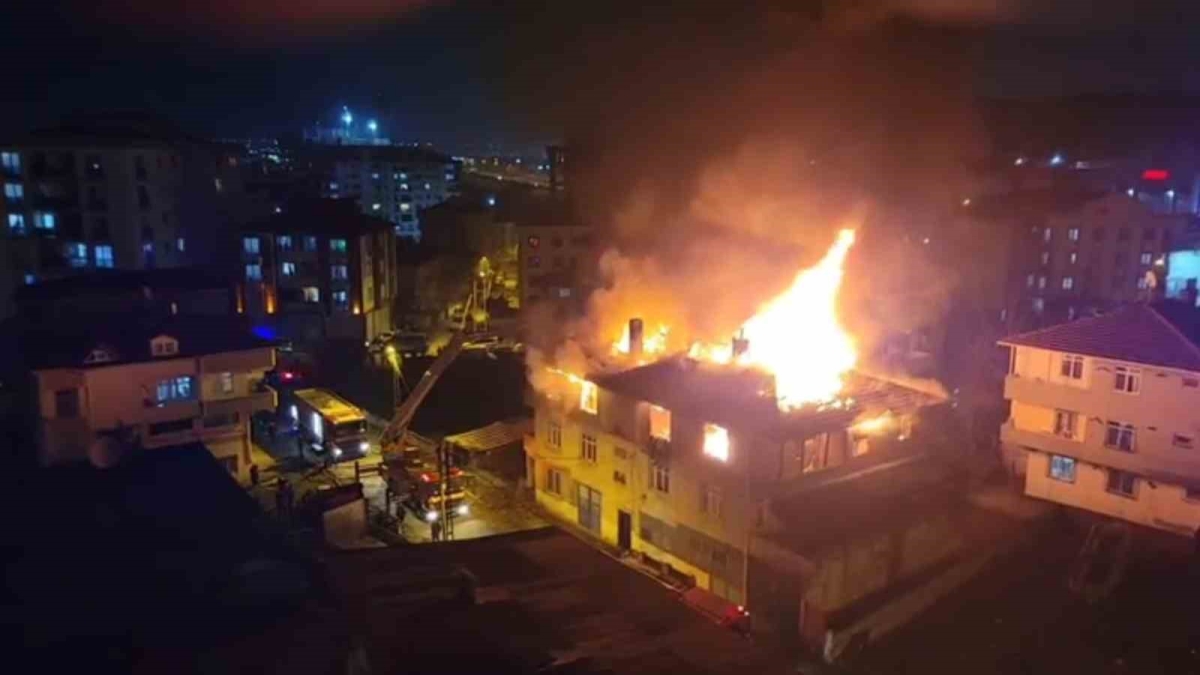 Tuzla’da 2 katlı binanın çatısı alev alev yandı
