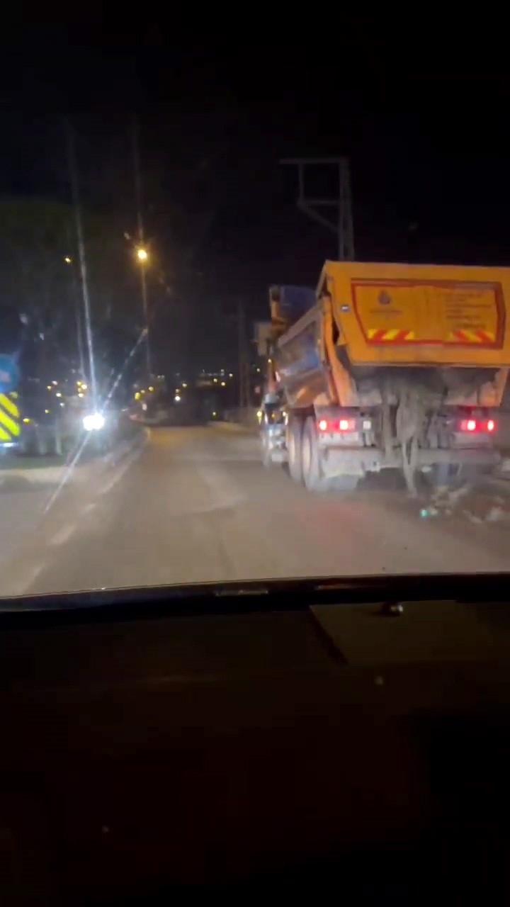 İBB’ye ait hafriyat kamyonun kapağı açık kalınca caddeye düşen taş parçalar tehlike saçtı: O anlar kamerada
