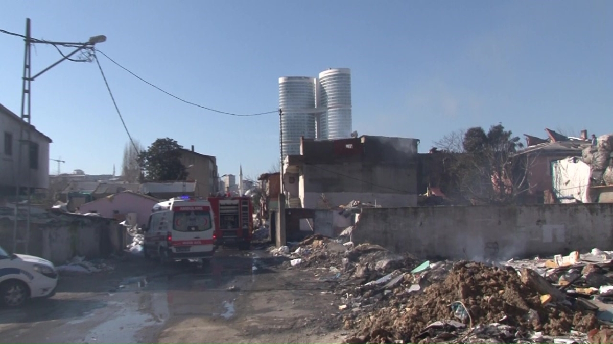 Ataşehir’de metruk binanın çatısı alev alev yandı
