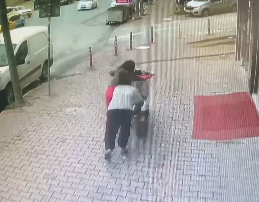 İki kız elektrikli motosikleti iterek çalmaya çalışırken esnafa yakalandı
