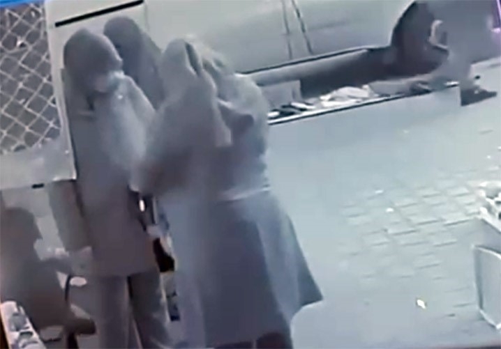 Başakşehir’de bir kadının bebek arabasından çantasının çalındığı anlar kamerada
