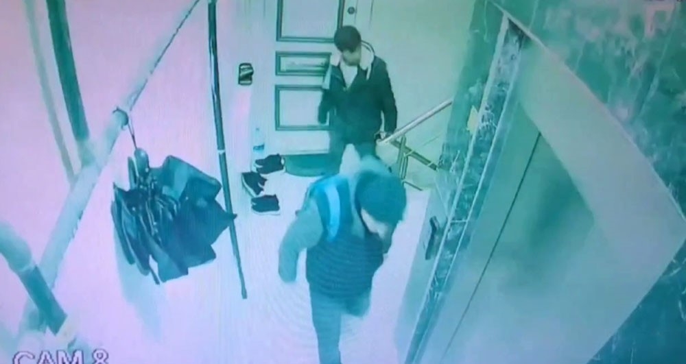 Sultangazi’de 2 ayakkabı hırsızı kamerada: Çaldıkları ayakkabıları sırt çantasına koyup kaçtılar
