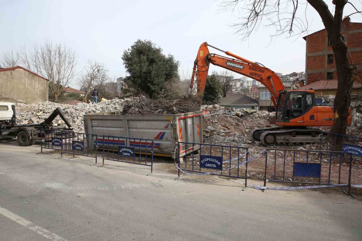 Eyüpsultan’da Haliç Hospital binasının yıkımı tamamlandı
