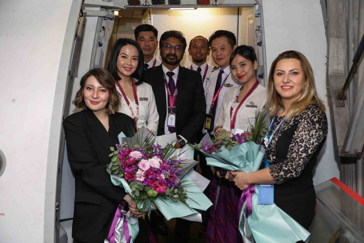 Kuala Lumpur-Sabiha Gökçen seferini yapan ilk uçak törenle karşılandı

