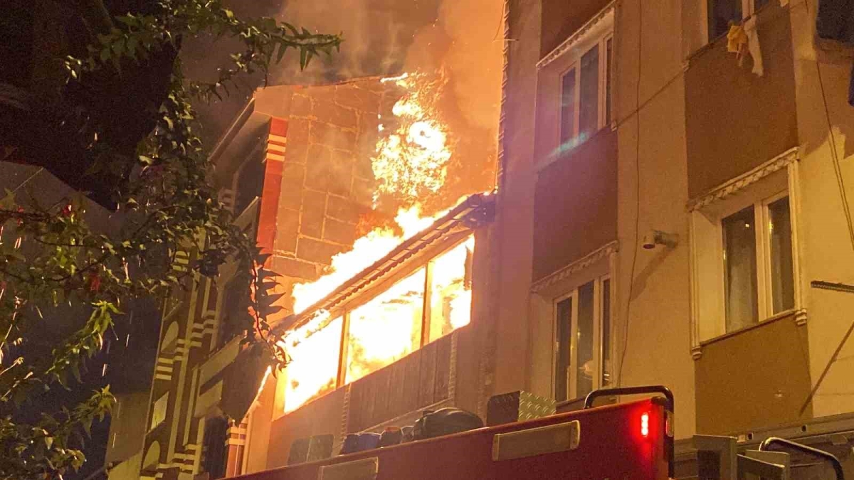 Esenler’de 2 katlı binanın çatı katı alev alev yandı
