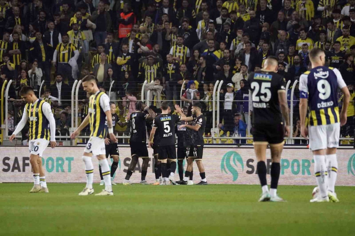 Trendyol Süper Lig: Fenerbahçe: 0 - Alanyaspor: 1 (İlk yarı)
