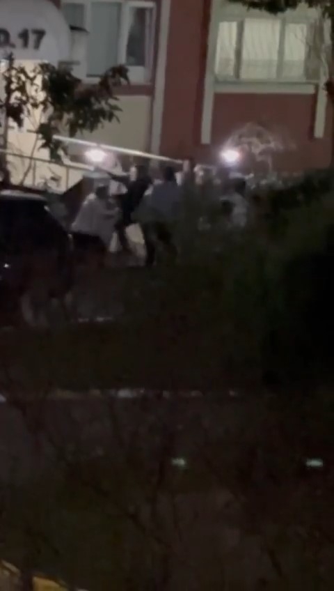 Başakşehir’de park kavgası kamerada: Komşusunun kafasına yerinden söktüğü süs lambasıyla vurdu
