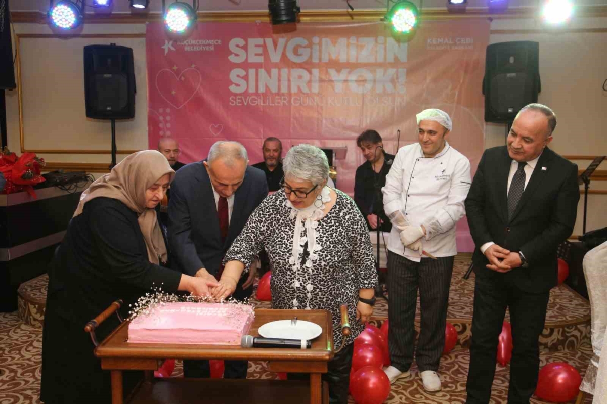 Küçükçekmece Belediyesi 65 yaş üstü çiftler için Sevgililer Günü daveti düzenledi
