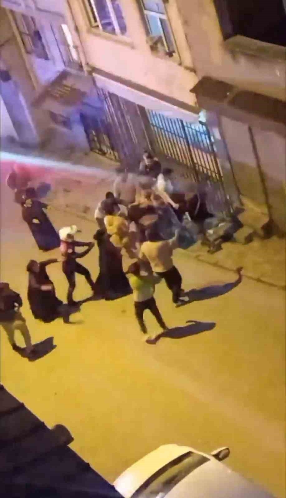 Şişli’de akrabaların meydan kavgası kamerada: Ortalık karıştı polis havaya ateş açtı
