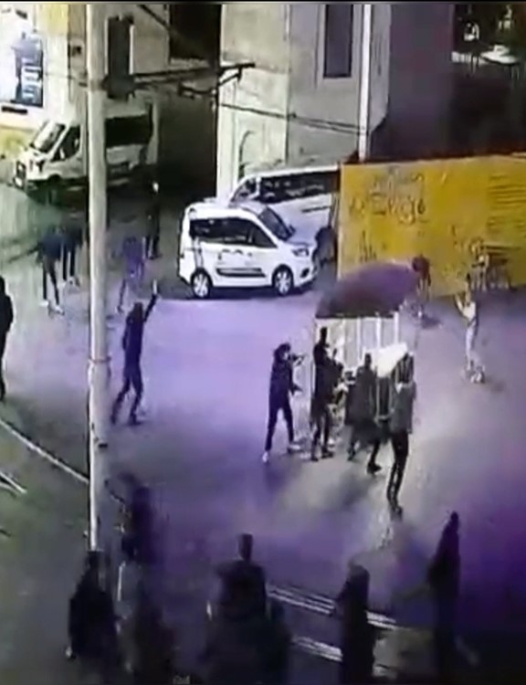 Taksim Meydanı’nda silahlı saldırı kamerada: Husumetlisine benzettiği adamı vurdu, anında yakalandı
