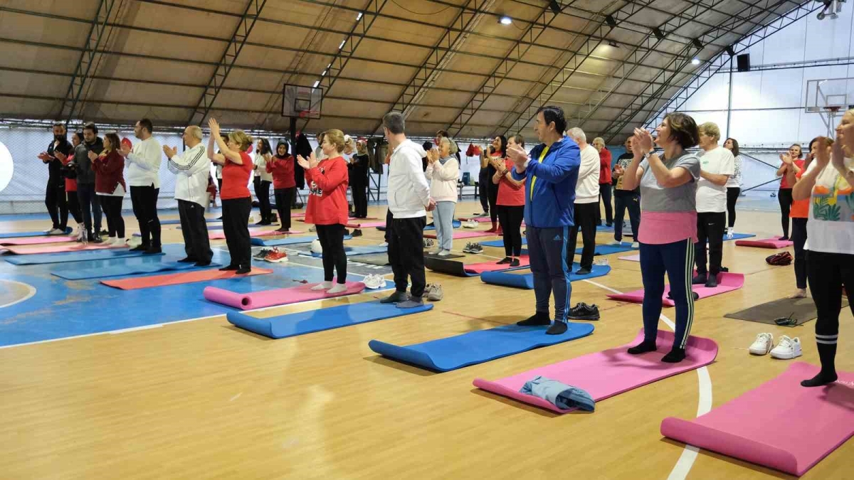 Sevgililer Günü’nde sevdikleriyle birlikte pilates yaptılar
