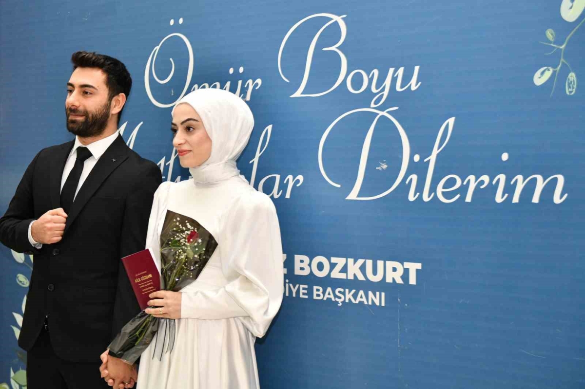 Esenyurtlu çiftler Sevgililer Günü’nde dünya evine girdi
