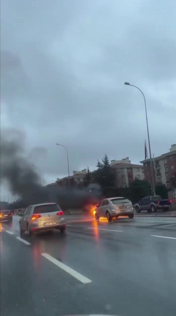 Çekmeköy’de seyir halindeki otomobil alev alev yandı
