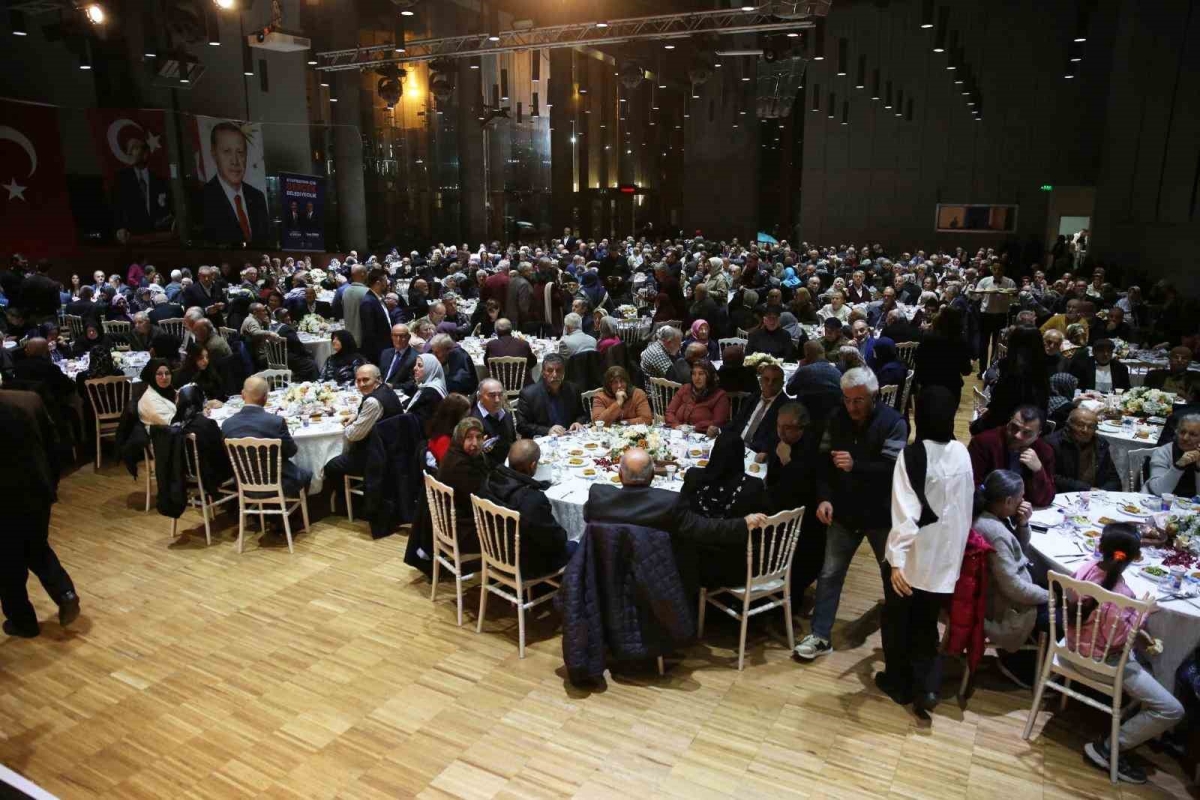 Eyüpsultan’da 40 yılı doldurmuş evli çiftlere özel 14 Şubat Sevgililer Günü programı düzenlendi

