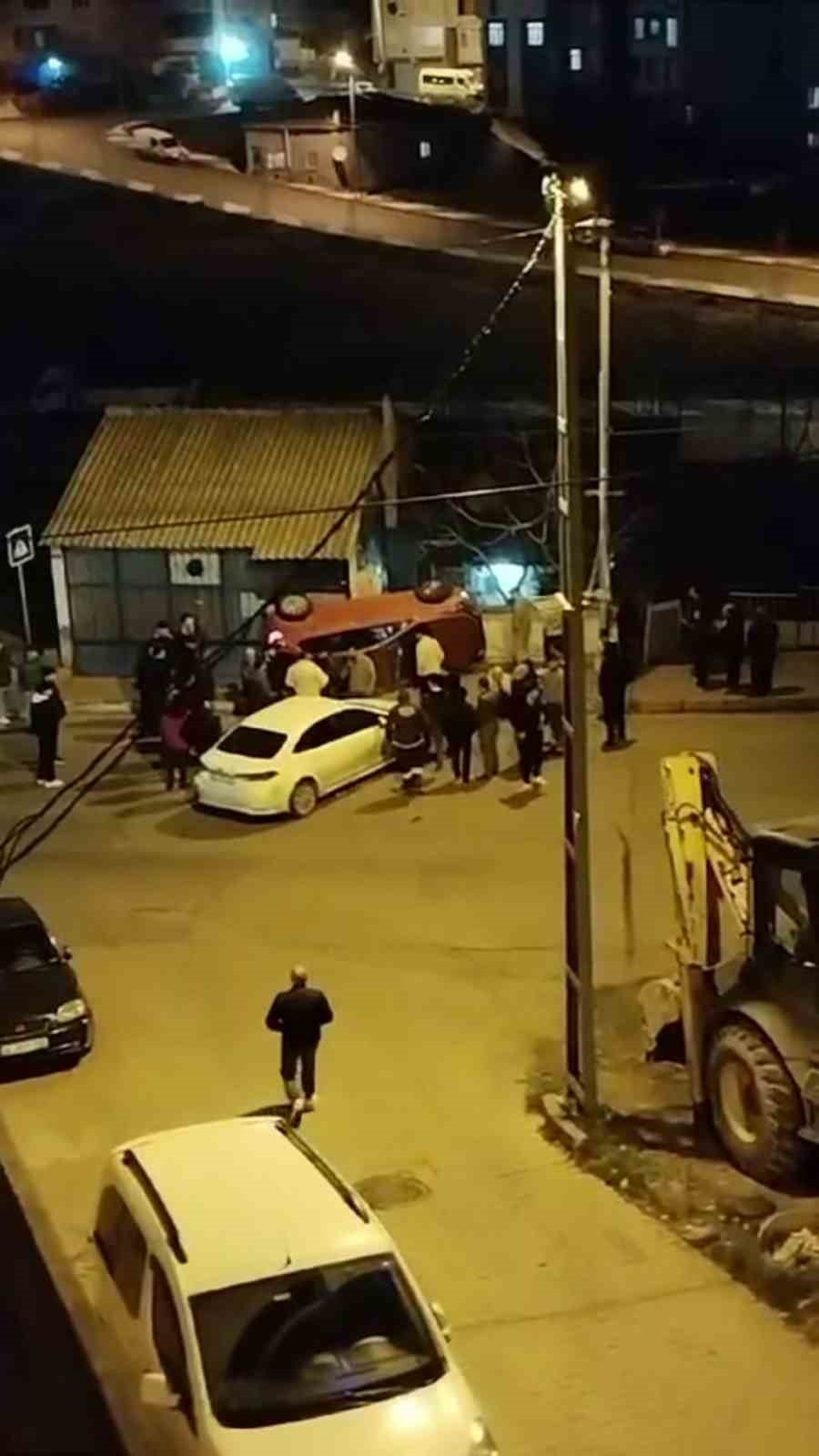 Arnavutköy’de ilginç kaza: Otomobil kaldırımda yan durdu
