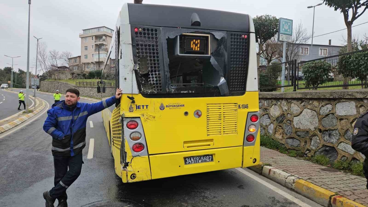 Sarıyer’de yolcu almak için yavaşlayan İETT otobüsüne, çöp kamyonu çarptı: 2’si ağır 3 yaralı
