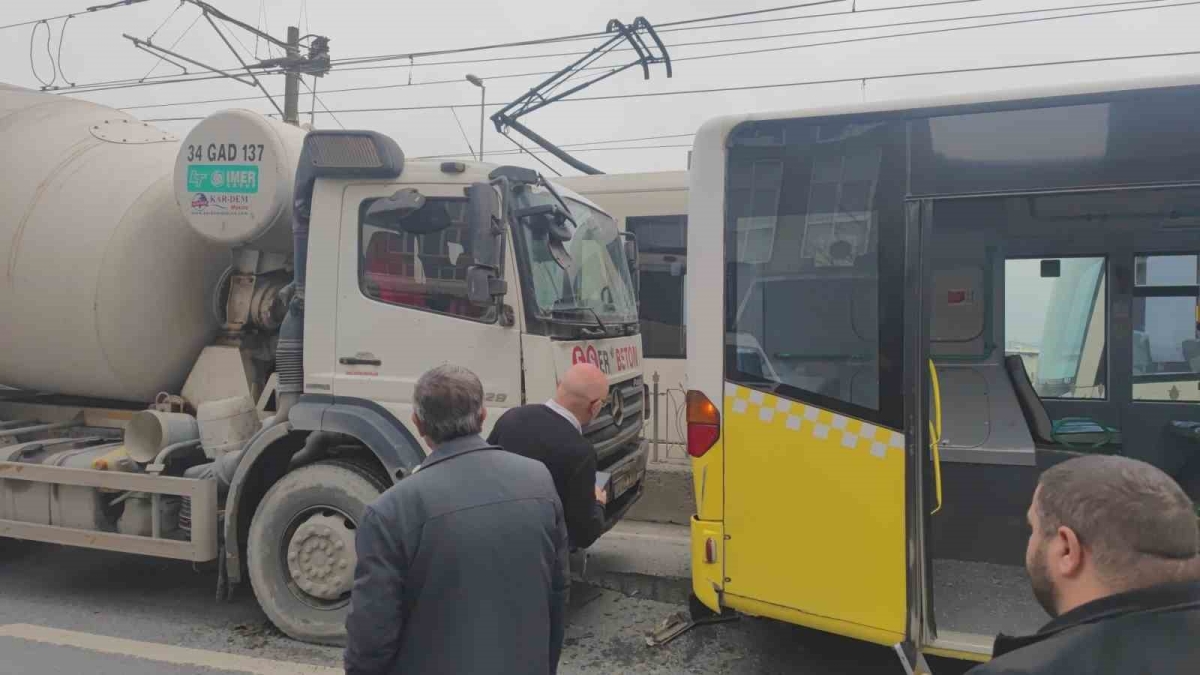 Sultangazi’de faciadan dönüldü: Beton mikseri İETT otobüsüne çarptı, 4 kişi yaralandı
