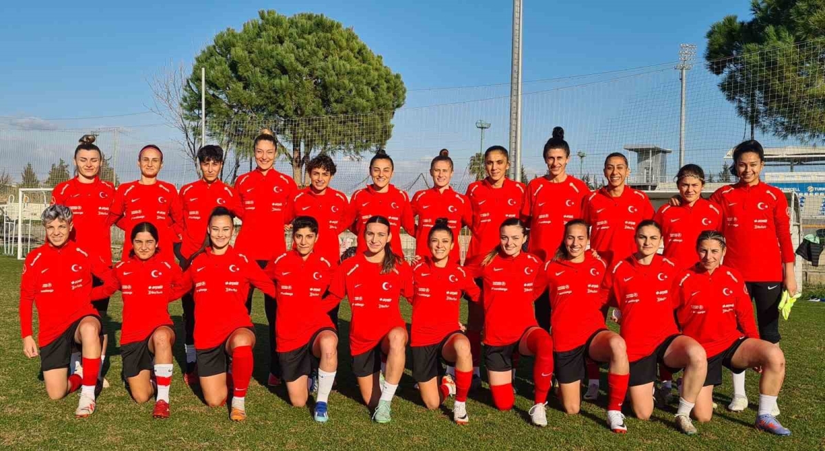 A Milli Kadın Futbol Takımı, Yunanistan ve Romanya maçlarının hazırlıklarını sürdürdü

